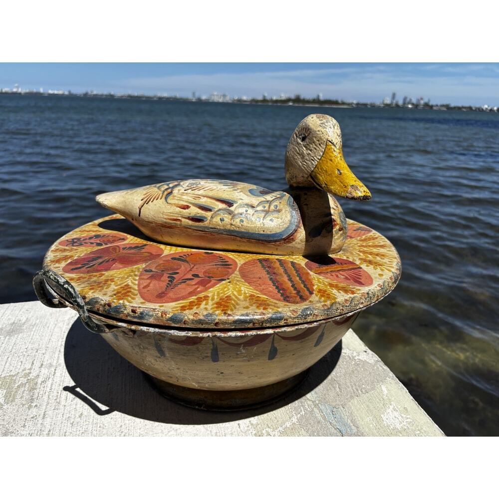 INCREDIBLE VINTAGE PENNSYLVANIA DUTCH METAL BOWL WITH WOOD DUCK LID